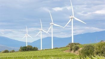 Projet éolien près des maisons de terre